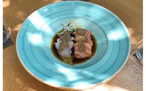 Truffle Sashimi Ton, levrek, salcë Ponzu, tartuf, qepë të njoma